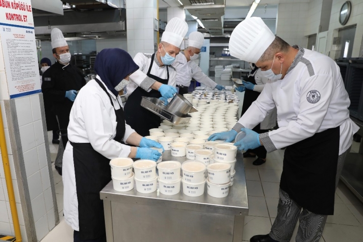 Büyükşehir’den Sokağa Çıkamayan 2 Bin 500 Kişiye Her Gün İki Öğün Sıcak Yemek