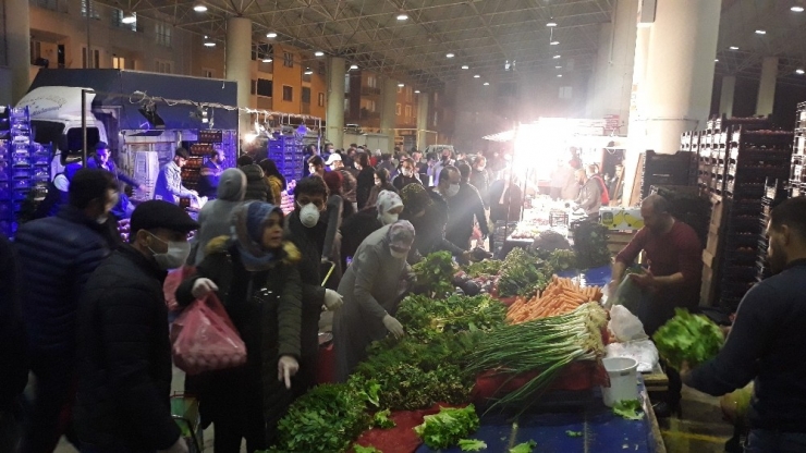 Bursa’da Yarın Açılacak Pazara Vatandaşlar Gece Akın Etti