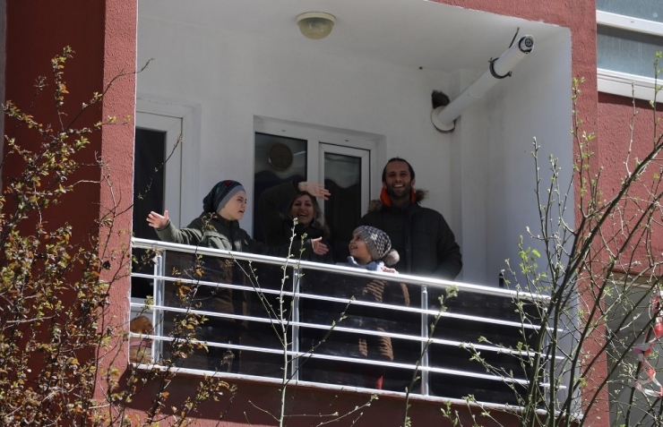 Evlerinden Çıkmayan Minikler Sokakta Tiyatro Gösterisiyle Moral Buldular