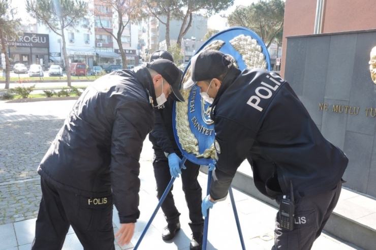 Lapseki’de Sosyal Mesafeli Çelenk Töreni