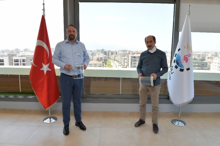 Çiğli Belediyesinden Temassız Numune Kabini Üretimi