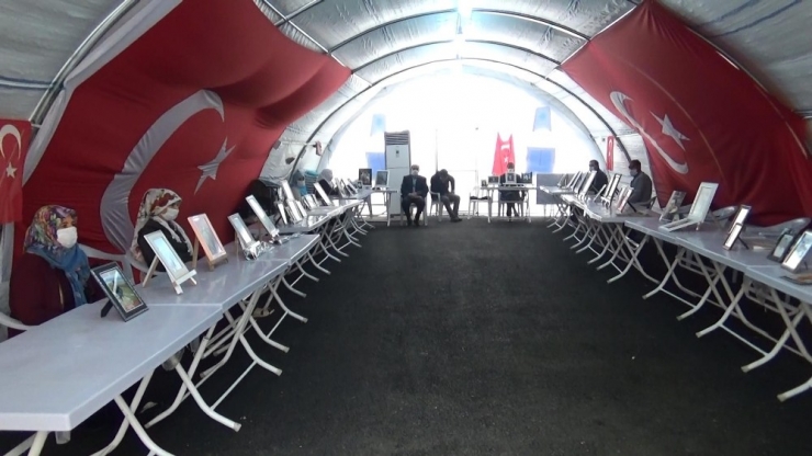 Hdp Önündeki Ailelerin Evlat Nöbeti 221’inci Gününde