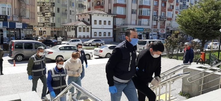 Maskelerle Girdikleri Evden 4 Bin Lira Çaldılar