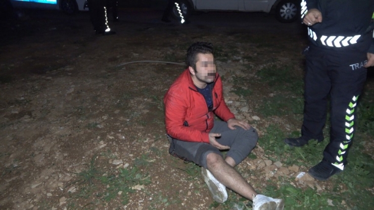 Kaza Yapan Alkollü Sürücü Kaçmak İsterken Bahçe Duvarından Düşüp Yaralandı