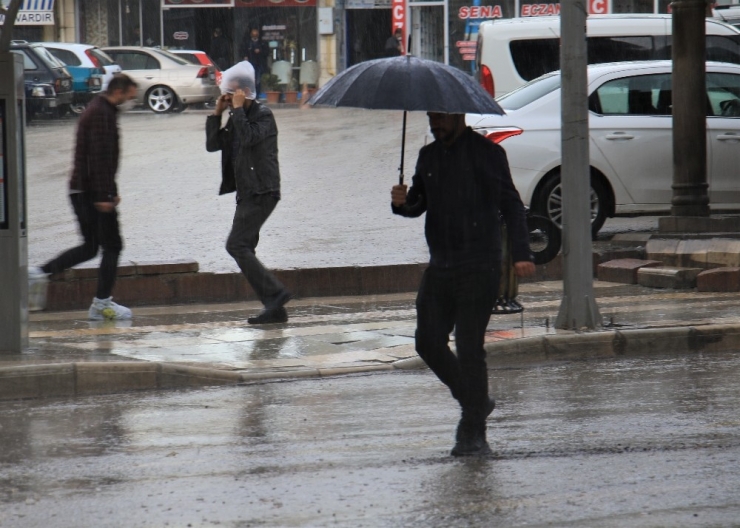 Yağmura Yakalanan Bazı Vatandaşlar, Poşetle Korunmaya Çalıştı