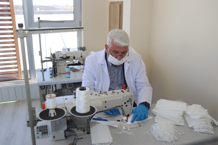 Başkan Makinenin Başına Geçti Ergeneliler İçin Maske Dikti