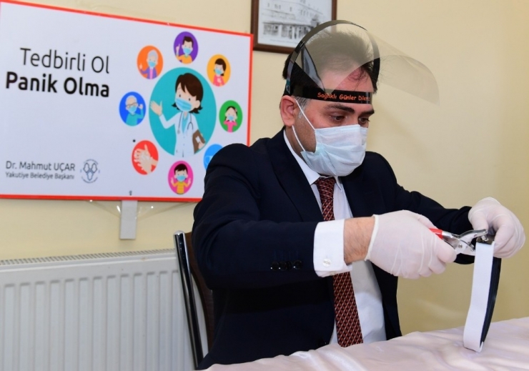 Sağlık Çalışanları Ve Polisler İçin Yüz Maskesi Ürettiler