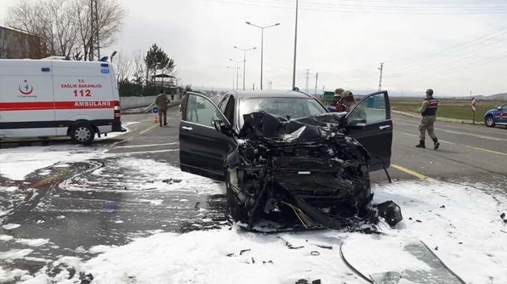 Dumlu Kavşağında Feci Kaza: 3 Yaralı