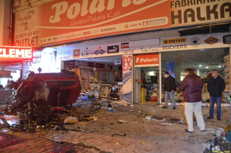 Sürücüsünün Direksiyon Hakimiyetini Kaybeden Lüks Otomobil Ayakkabı Dükkanına Daldı