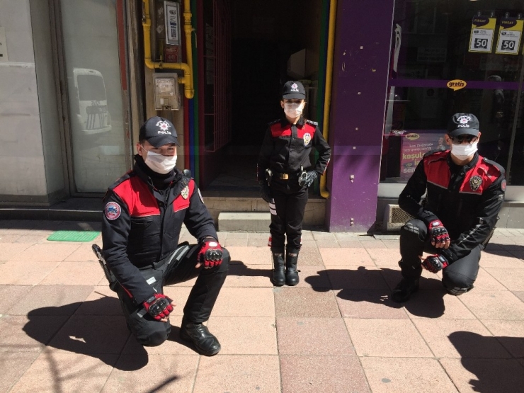 Yasağa Takılan Minik Azra Polis Ağabeylerinin Bayramını Böyle Kutladı