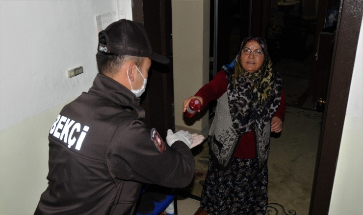 Yardıma Gelen Polis Ve Bekçileri Kapıda ‘Fetih Suresi’ İle Karşılıyor