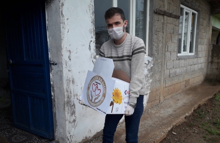 Gönüllülerden İhtiyaç Sahiplerine Gıda Yardımı