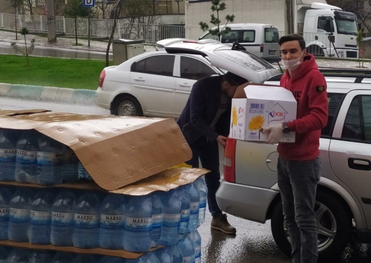 Gönüllülerden İhtiyaç Sahiplerine Gıda Yardımı