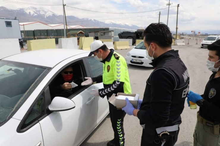 Güvenlik Güçleri Vatandaşlara Maske Dağıttı