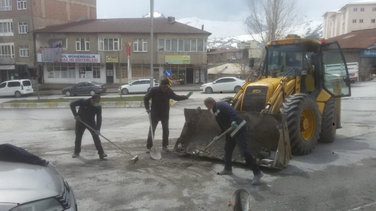 Hakkari’de Bozuk Yollar Onarılıyor