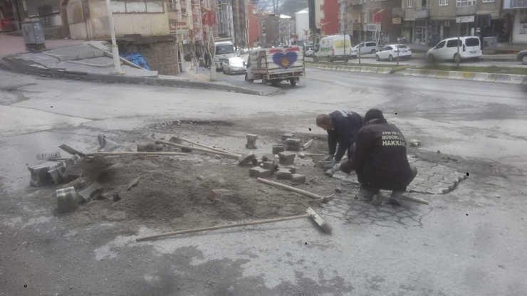 Hakkari’de Bozuk Yollar Onarılıyor