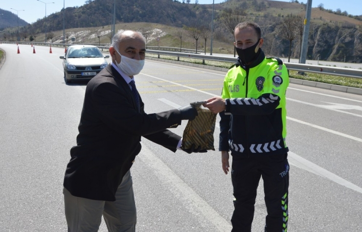 Başkan Özdemir’den Polislere Hediye