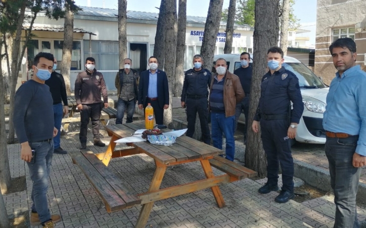 Uygulama Yapan Polisler İçin Pasta Kesildi