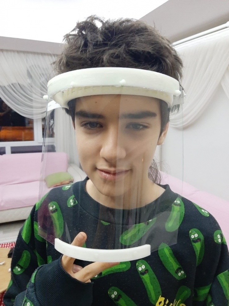 Hemşire Annesi İçin Yüz Koruyucu Siperlik Maske Üretti