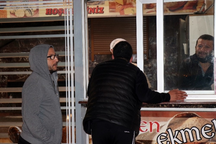 Sakaryalı Vatandaşlar Fırın Ve Marketlere Hücum Etti