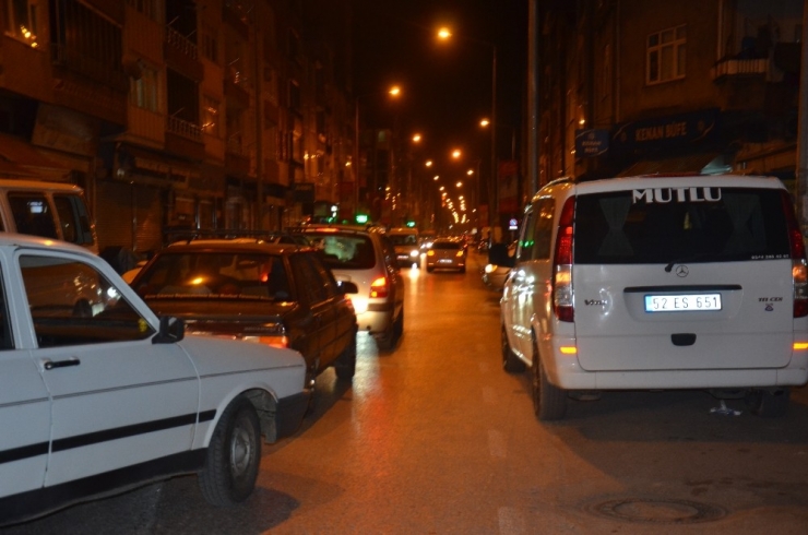 Vatandaşlar Yasak Öncesi Market Ve Fırınlara Akın Etti