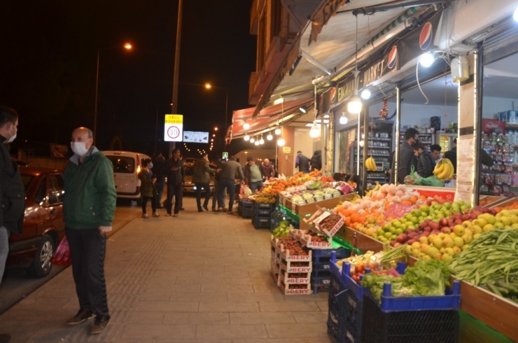 Vatandaşlar Yasak Öncesi Market Ve Fırınlara Akın Etti