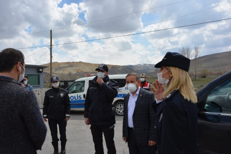 Kaymakam Ve Belediye Başkanı Görev Başındaki Polislere Tatlı İkramında Bulundu