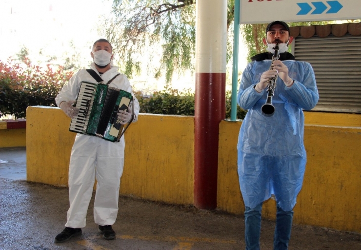 İzmir’de Sağlık Çalışanlarına Moral Konseri