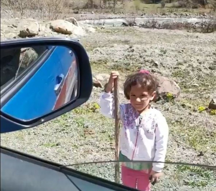 Artvin’de Jandarmaya Selam Veren Minik Kız Yürekleri Isıttı