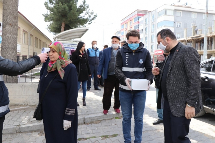 Başkan Pazarda Maske Dağıttı