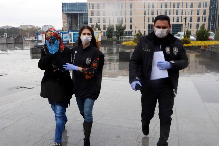 Elindeki Sıvıyı Asansör Ve Kapılara Süren Kadın Adliyeye Sevk Edildi