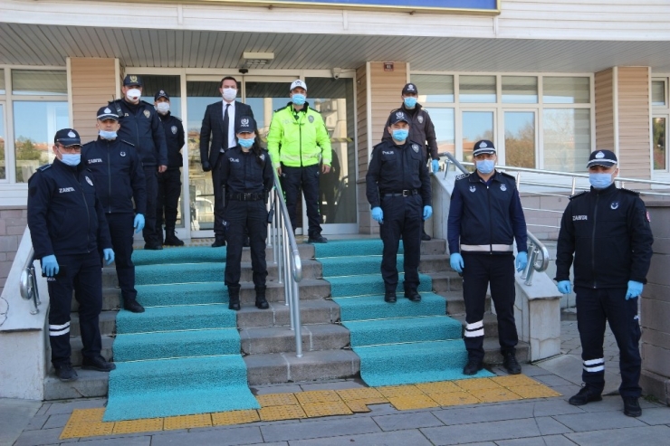 Zabıtalardan Polislere Marşlı Kutlama
