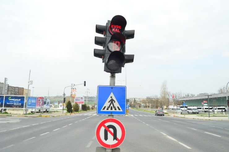 Trafik Lambalarıyla “Evde Kal” Çağrıları Sürüyor