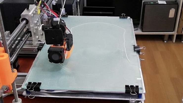 İş Yerindeki 3 Boyutlu Yazıcıyla Siper Maske Yapıp Hastanelere Bağışlıyor