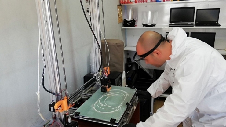 İş Yerindeki 3 Boyutlu Yazıcıyla Siper Maske Yapıp Hastanelere Bağışlıyor