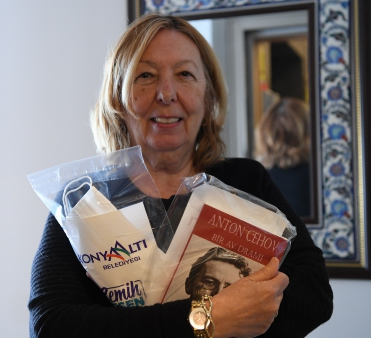 Konyaaltı Belediyesi’nden Evde Kalanlara Kitap Hediyesi