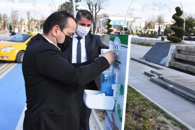 Düzce Belediyesi, Sokaklara El Dezenfektanları Koydu