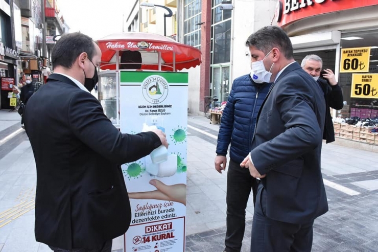 Düzce Belediyesi, Sokaklara El Dezenfektanları Koydu