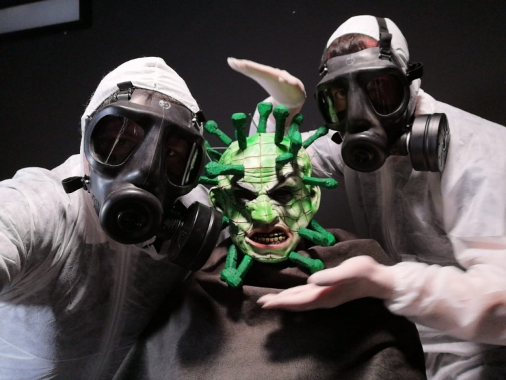 Korona Virüs Salgınına Dikkat Çekmek İçin Virüs Kılığında Sokağa Çıktılar