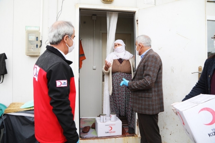 Depremzedelere Temizlik Malzemesi Ve Gıda Yardımı