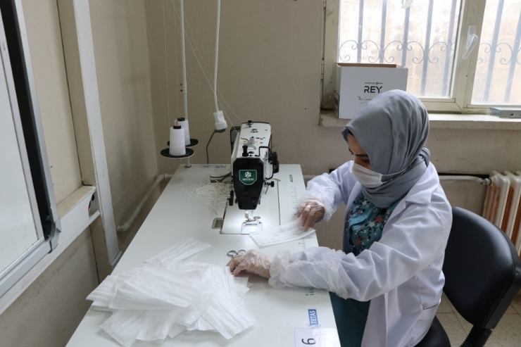Şanlıurfa’da Günde 33 Bin Maske Üretiliyor