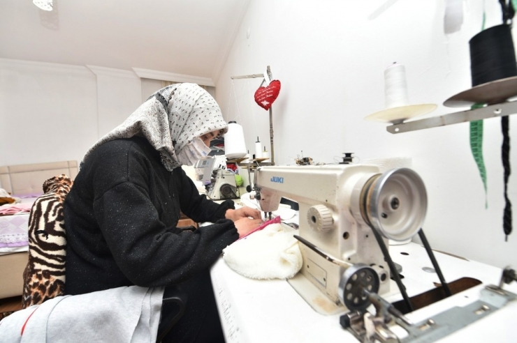Mamaklı Hanımlar İş Hünerlerini Evde Sergiliyor