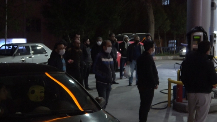Sokağa Çıkma Yasağını Duyanlar Fırın, Market Ve Benzin İstasyonlarına Akın Etti