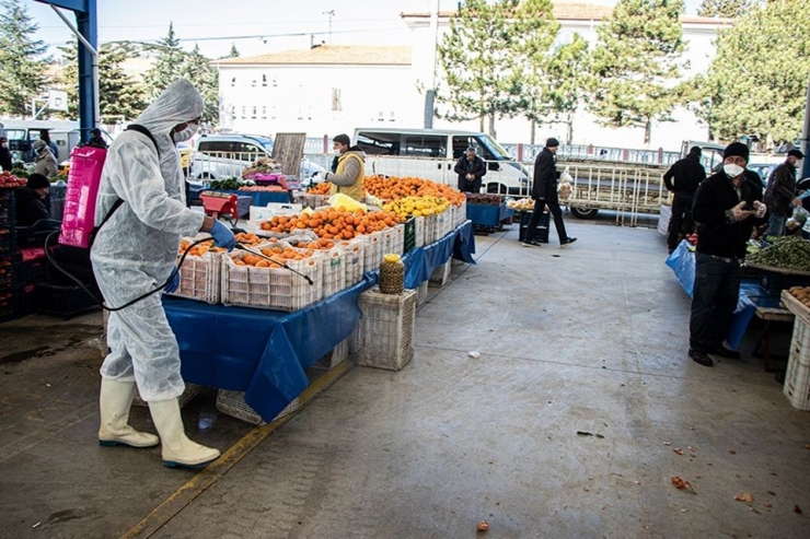 Pazara Gelenlerin Ateşi Ölçülüyor, Eldiven Ve Maske Dağıtılıyor