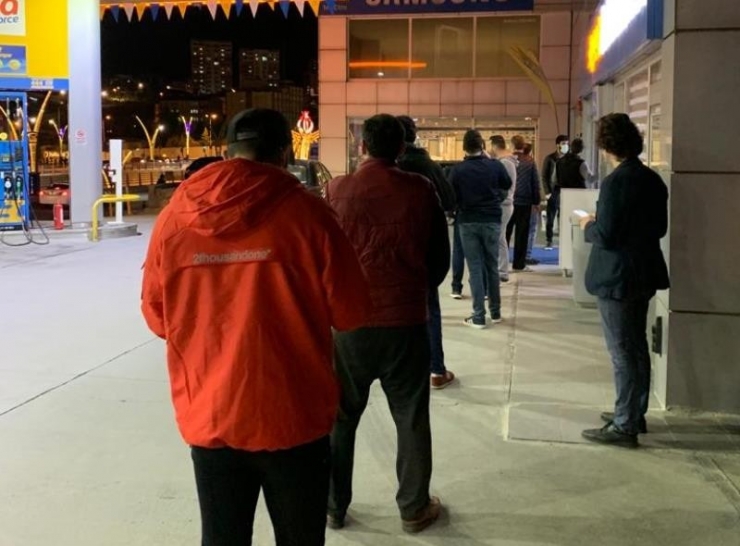 Mardin’de Sokağa Çıkma Yasağı Uzun Kuyruklar Oluşturdu