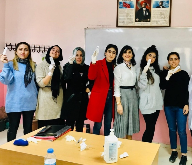 Korona Virüs Mücadelesine Katılmak İçin Öğretmenlikten İstifa Edip Hemşire Oldu