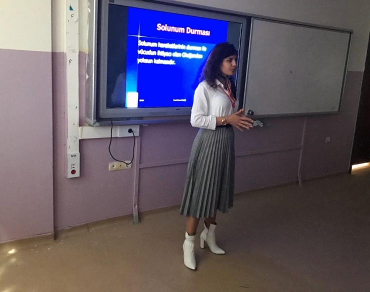 Korona Virüs Mücadelesine Katılmak İçin Öğretmenlikten İstifa Edip Hemşire Oldu