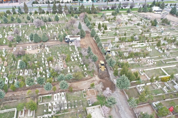 Mezarlıklarda Bakım Ve Yenileme Çalışması Yapılıyor