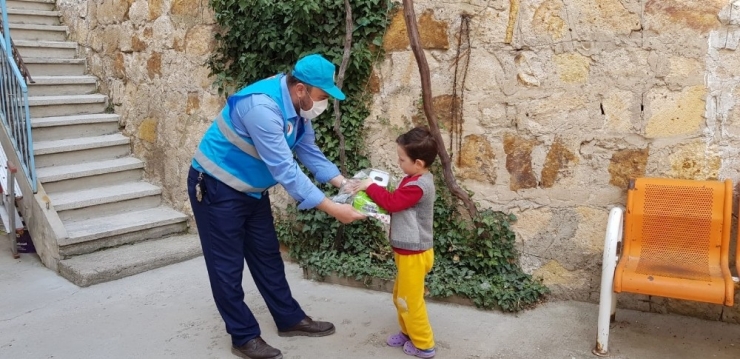 Tdv Gönüllüsü Camiye Gidemeyen Çocukların Evlerini Ziyaret Ederek Oyuncak Hediye Ediyor