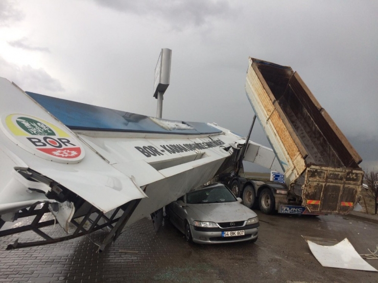 Damperi Açık Kalan Kamyon 2 Tonluk Tabelayı Yıktı